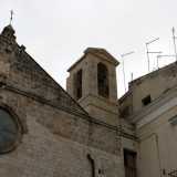 Soggetto a numerosi rifacimenti, oggi si presenta con la facciata rettangolare liscia interrotta al centro da una finestrella circolare e il campanile a vela che spicca sul lato destro